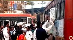 बस में सीट के लिए खिड़की से घुसने लगा बुजुर्ग, गले पड़ गई मुसीबत, देखिए ये मजेदार वीडियो