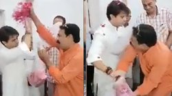 मना करते रहे ज्योतिरादित्य सिंधिया लेकिन फूल बरसाता रहा भाजपा कार्यकर्ता, वायरल हो रहा वीडियो