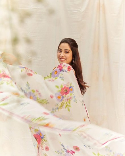 Jahnavi Kapoor looks Bawaal in saree
