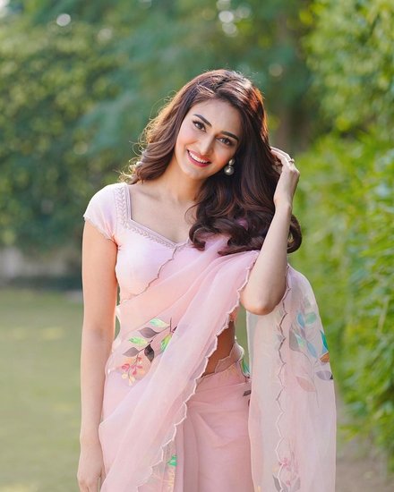 Erica Fernandes 5