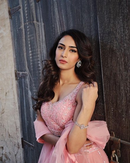 Erica Fernandes 8