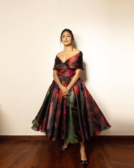 मृणाल ने अपने एक्टिंग करियर की शुरुआत साल 2012 में टीवी सीरियल 'मुझसे कुछ कहती … ये खामोशियां' से की थी। इसके बाद वो कई सीरियल्स में नजर आईं। (Source: @mrunalthakur/instagram)