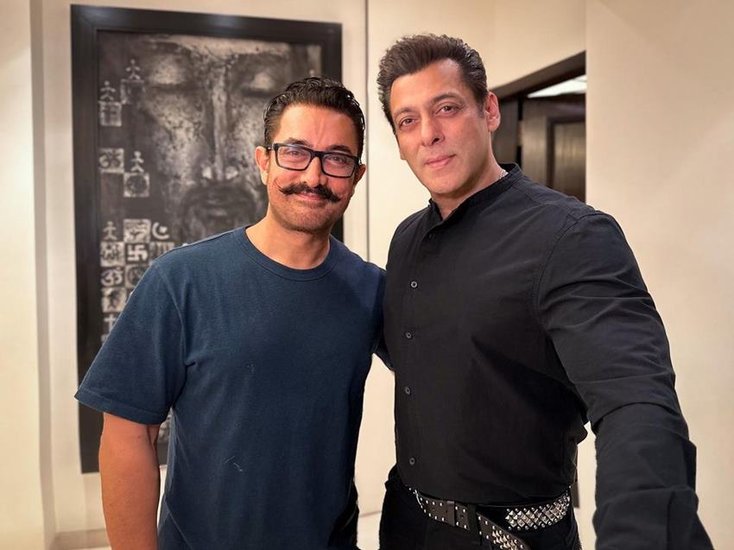 इस साल आमिर खान और सलमान खान ने एक साथ ईद सेलिब्रेट की थी। सलमान खान ने आमिर खान के साथ पार्टी से एक तस्वीर भी शेयर की थी। (Source: @beingsalmankhan/instagram)