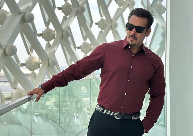 जेबी ने आगे बताया कि नशे में आमिर सलमान के घर ही सो गए और सुबह उठे तो उनके हाथ में वो ब्रेसलेट थी। आमिर ने उन्हें बताया कि वो उसी रात सलमान का ब्रेसलेट वापस करना चाहते थे क्योंकि वो उसे खोना नहीं चाहते थे। (Source: @beingsalmankhan/instagram)(यह भी पढ़ें: सुबह-सुबह सोनीपत के खेतों में पहुंचे राहुल गांधी, किसानों संग धान की रोपाई करते आए नजर)