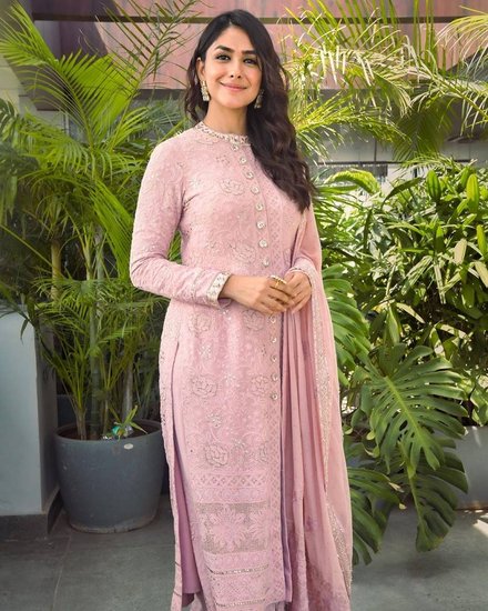 फिल्म लव सोनिया में मृणाल ने एक ऐसी लड़की का किरदार निभाया था जो अपनी बहन की तलाश में शहर आती है और वैश्यावृत्ति के धंधे में धकेल दी जाती है। फिल्म में उनकी दमदार एक्टिंग को सभी की सराहना मिली थी। (Source: @mrunalthakur/instagram)