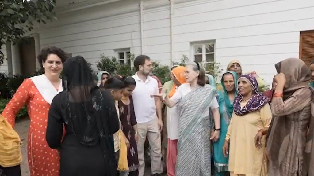 Sonia Gandhi II Rahul Gandhi II Priyanka Gnadhi