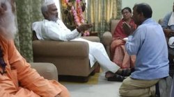 सोफे पर योगी के मंत्री, जमीन पर फरियादी शिक्षक, वायरल फोटो पर स्वतंत्र देव सिंह हुए ट्रोल