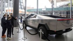 Tesla Cybertruck: लंबे इंतजार के बाद टेस्ला ने लॉन्च किया अपना पहला साइबरट्रक, जानें डिटेल