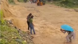 लैंडस्लाइड के बीच डांस करने लगीं लड़कियां, वीडियो देख लोग बोले- बस इतना कांफिडेंस चाहिए जिंदगी में