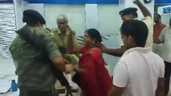 बिहार: बेटे के साथ बैंक पहुंची महिला पर सुरक्षाकर्मी ने की थप्पड़ों की बरसात; वायरल हो रहा वीडियो