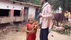 वायरल वीडियो: गंदगी दिखा रहा था पत्रकार, महिला स्वास्थयकर्मी ने बोला हमला, चप्पल और लाठी से की पिटाई