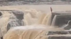 मां-बाप ने फोन चलाने से किया मना तो वॉटरफॉल में लगा दी छलांग, छात्रा का वीडियो हो रहा वायरल