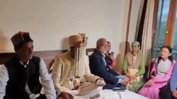 भारी बारिश के कारण आई रुकावट तो कपल ने की ऑनलाइन शादी, देखिए वीडियो