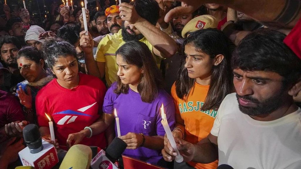 Wrestlers News | Sakshi Malik | Vinesh Phogat | Bajrang Punia | Wrestlers speak with media during their protest at Jantar Mantar in New Delhi |