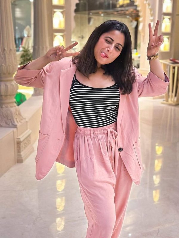 AISHWARYA SHARMA PINK LOOK