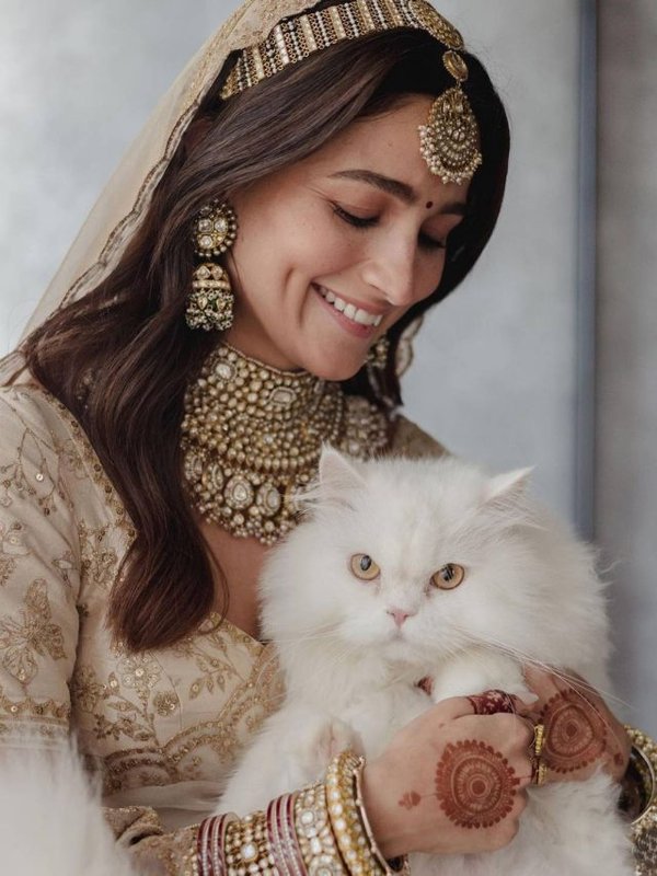 ALIA BHATT - CAT LOVER