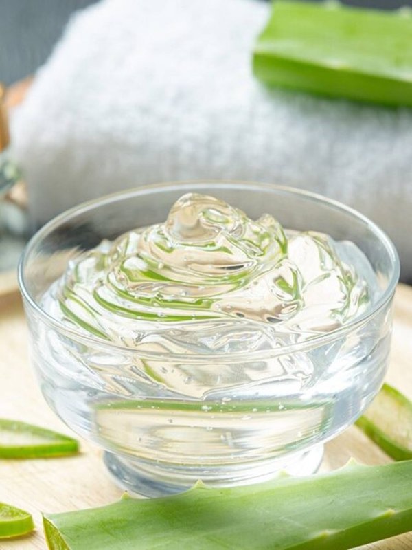 ALOEVERA GEL ON SKIN AT NIGHT