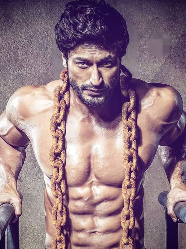 Vidyut jamwal six pack abes
