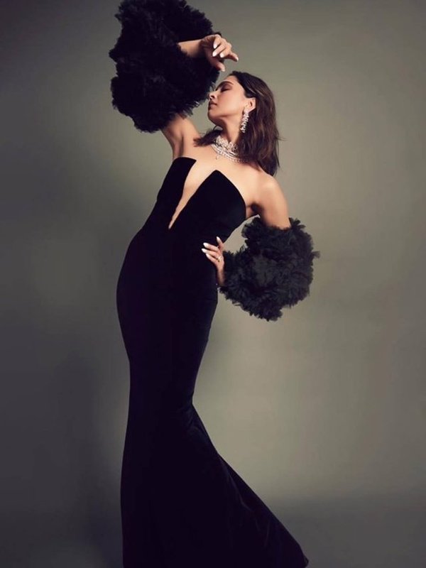 Actress in black dress 9