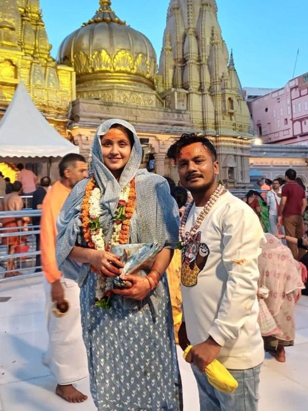 Kajal Raghwani Reached At Kashi Vishwanath