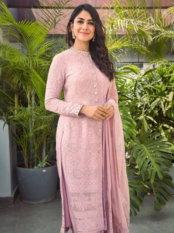 MRUNAL THAKUR IN PINK TRADITIONAL SUIT