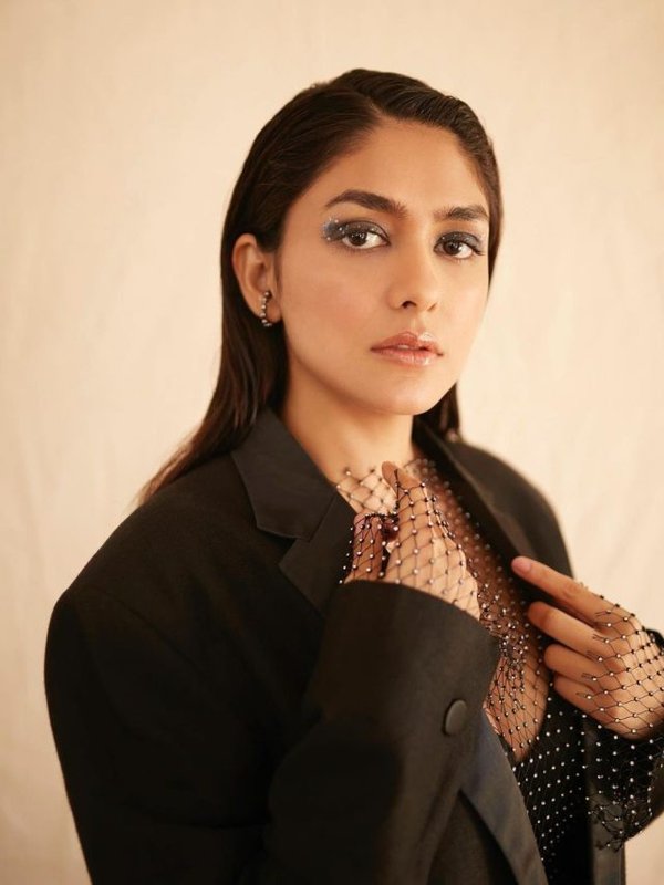 Mrunal Thakur (2)