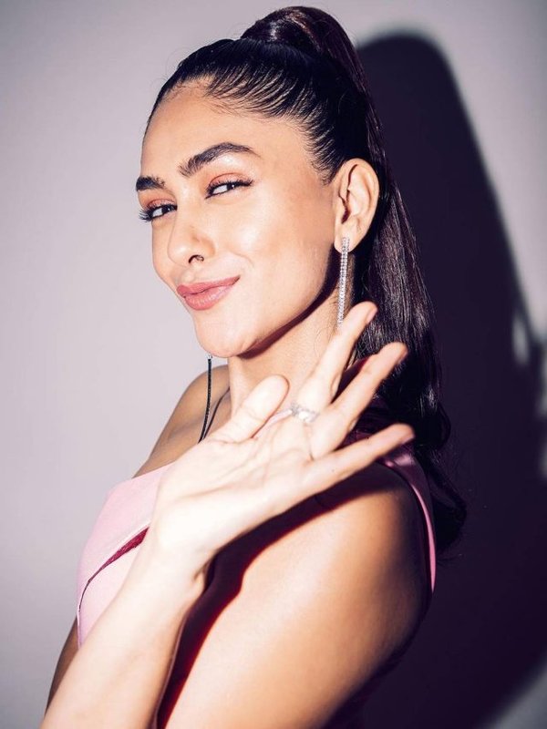 Mrunal Thakur 6