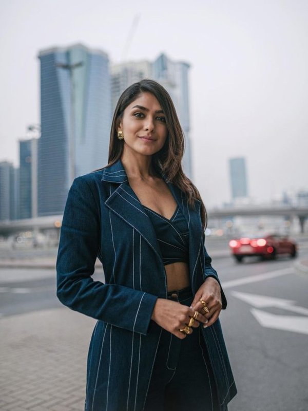 Mrunal Thakur became the highest-paid actress (1)