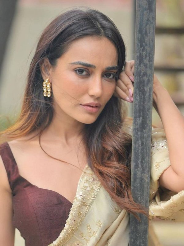 SURBHI JYOTI SAREE SAADGI LOOK