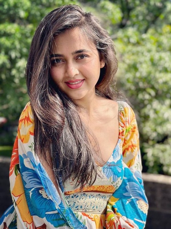 TEJASSWI PRAKASH - SIMPLE SOBER LOOK