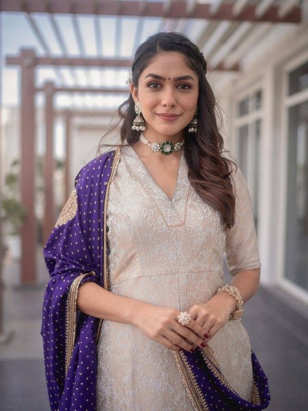mrunal thakur (6)
