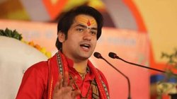 धीरेंद्र शास्त्री के ‘दिव्य दरबार’ में महिला के साथ छेड़खानी, सेवादार ने महिला को गोद में उठाया, वीडियो वायरल