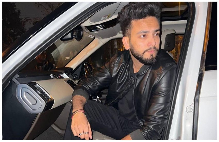 एल्विश सोशल मीडिया पर एक्टिव रहते हैं और अक्सर नई-नई कारों के साथ अपनी तस्वीरें शेयर करते हैं। सोर्स @elvish_yadav/insta