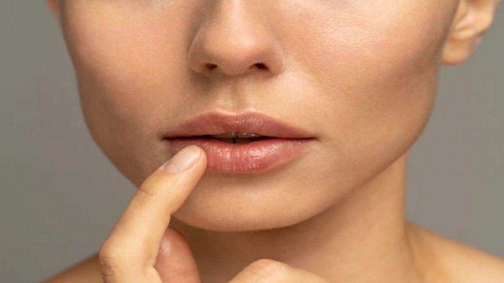 Lips Twitching, hoth fadakna
