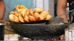 25 समोसे की कीमत करीब डेढ़ लाख रुपये, ऑर्डर करने वाले डॉक्टर के उड़े होश, जानिए पूरा मामला