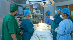 डॉक्टर ने पैर की जगह कर दिया पेट का ऑपरेशन, CMO ने सील किया अस्पताल