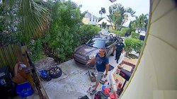 पड़ोसी के घर से महिला के चीखने की आ रही थी आवाज, शख्स की शिकायत पर पहुंची पुलिस, सीन देखा तो पकड़ लिया माथा