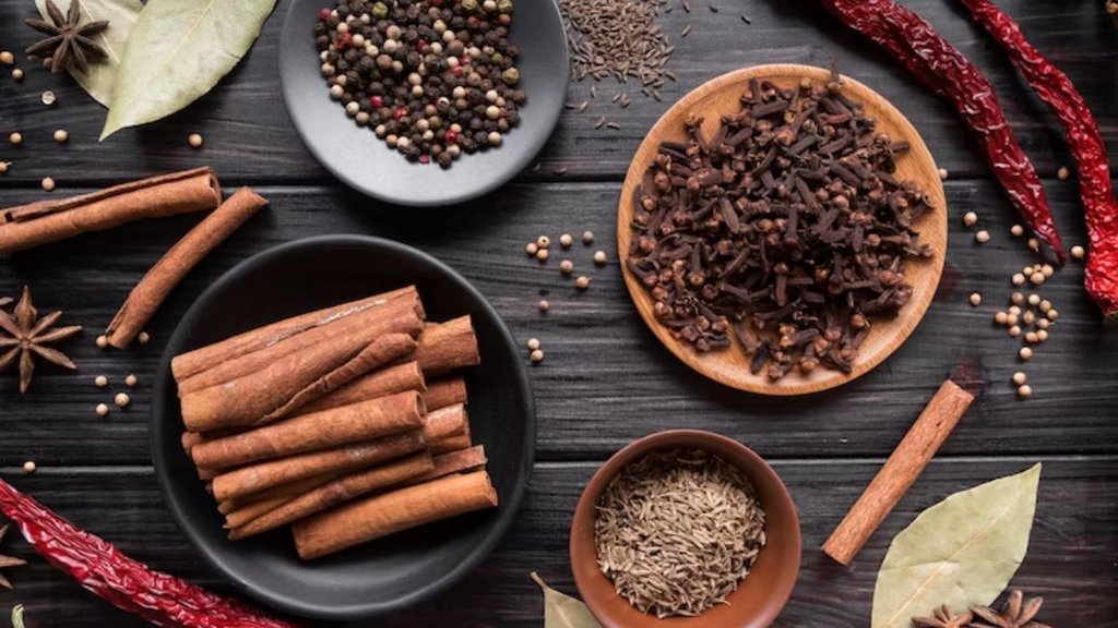 how to dry salt in microwave, salt moisture absorber, does salt absorb moisture from the air, how to store masala powder for long time,