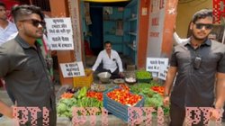 टमाटर के लिए बाउंसर तैनात करने वाले सपा नेता और दुकानदार के खिलाफ FIR दर्ज, अखिलेश यादव ने यूं कसा तंज