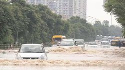 Car Insurance: बाढ़ और बारिश पहुंचाती है गाड़ी को भारी नुकसान, यहां जानें कार के लिए बेस्ट इंश्योरेंस प्लान