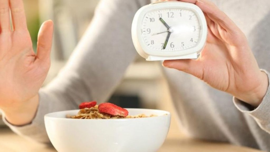 Pitfalls of fasting for weight loss, Metabolism slowdown due to fasting, Balanced eating after fasting, Correct foods to choose during fasting,