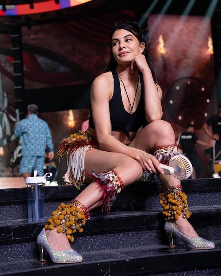 Jacqueline Fernandez in black crop top