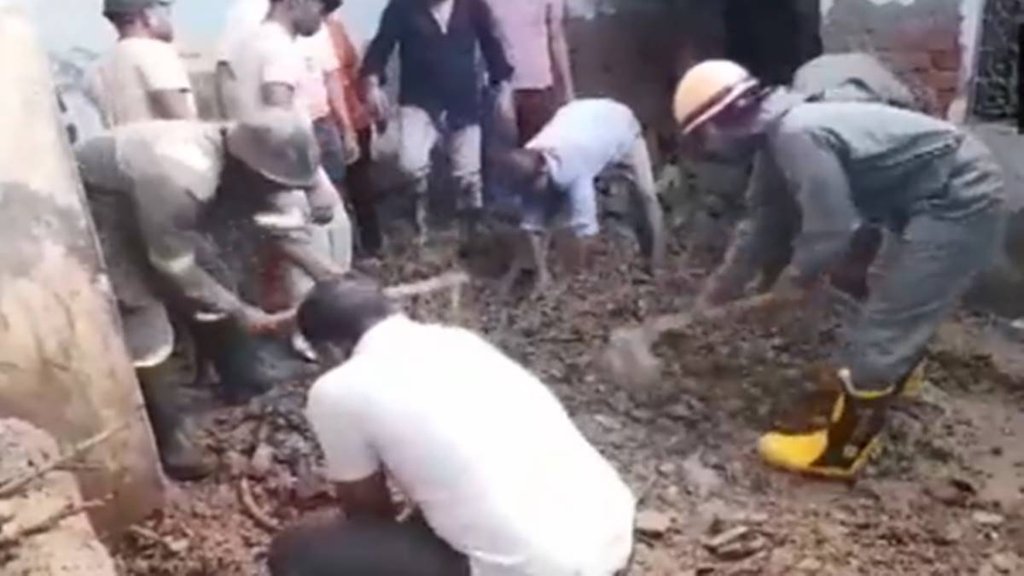 Agra News |  Agra Shiva Temple Roof Fell | Shiva Temple Roof Collapse
