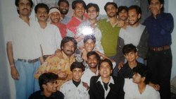 Bhojpuri Actor: पुरानी फोटो में है भोजपुरी का खतरनाक विलेन, निरहुआ संग है पुराना याराना, पहचानें तो जानें