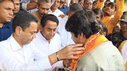 आचार्य धीरेंद्र शास्त्री का स्वागत करते नजर आए कमलनाथ के बेटे नकुलनाथ, भड़के लोगों ने दी ये सलाह