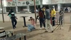 मंदिर में घुसे ‘आतंकी’ से बुरी तरह डर गया बच्चा, पिता ने कर दी नकाबपोश की पिटाई; वायरल हो रहा वीडियो