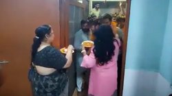 पुलिस को पीटने वाले ABVP कार्यकर्ताओं को मिली जमानत तो शिक्षिकाओं ने किया स्वागत, देखिए वीडियो