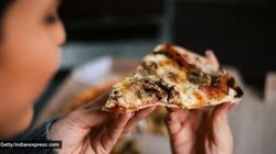 गर्लफ्रेंड को पिज्जा खिलाना शख्स को पड़ा भारी, ऐसे चली गई जान