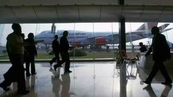 बैगेज ट्रॉली के पीछे छुपा लिए थे 50 सोने की चेन फिर भी नहीं बच पाए, IGI एयरपोर्ट पर धरे गए; वायरल हो रहा वीडियो