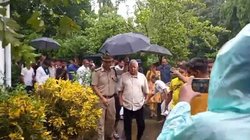 लालू प्रसाद यादव के लिए छाता पकड़े DSP का वीडियो वायरल, सोशल मीडिया पर लोग कस रहे तंज